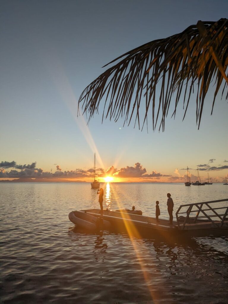 coucher de soleil yacht club huahine